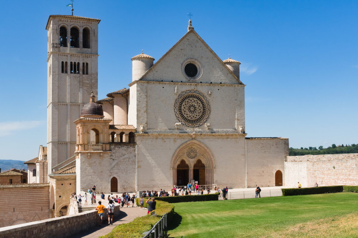 アッシジ フランチェスコ 聖堂 と 関連 修道 施設 群